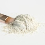CTE-K 2370 Pigment perłowy kosmetyczny biały z niebieską poświatą z miki naturalnej – do makijażu, balsamów i mydeł