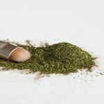 CTE-K G67730 Pigment perłowy kosmetyczny zielony z poświatą złota z miki naturalnej – do makijażu, balsamów i mydeł