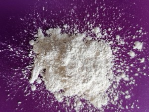 KW218 Pigment naturalny na bazie miki do żywicy epoksydowej z poświatą perłowo fioletową
